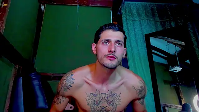 Snapshot of alejo__323__ chatting on 04-29-26, 03:21 alejo 323 online show from 04-29-26, 03:21