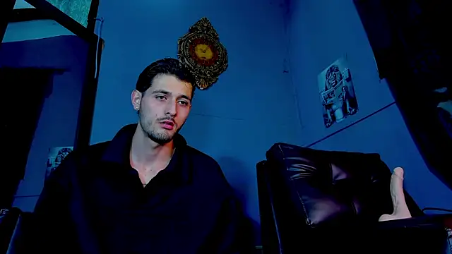 Snapshot of alejo__323__ chatting on 04-21-26, 03:35 alejo 323 online show from 04-21-26, 03:35
