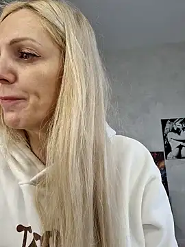 Snapshot of Monna chatting on 01-27-25, 12:05 Monna online show from 01-27-25, 12:05