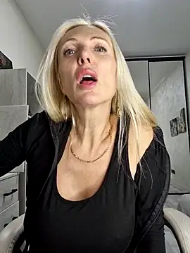 Snapshot of Monna chatting on 10-21-25, 02:05 Monna online show from 10-21-25, 02:05
