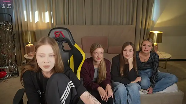 Snapshot of Esmie_Smile chatting on 09-26-25, 02:35 Esmie Smile online show from 09-26-25, 02:35