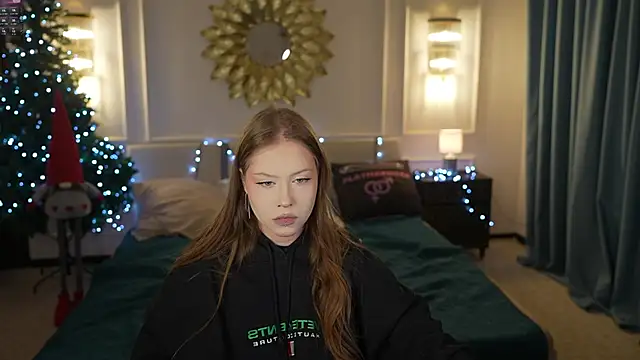 Esmie Smile online show from 12-22-25, 07:36