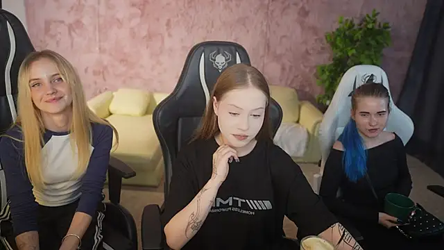 Snapshot of Esmie_Smile chatting on 09-15-25, 02:50 Esmie Smile online show from 09-15-25, 02:50