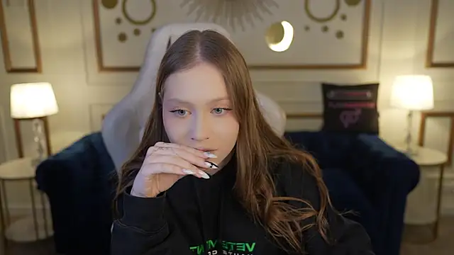 Esmie Smile online show from 11-14-25, 07:39