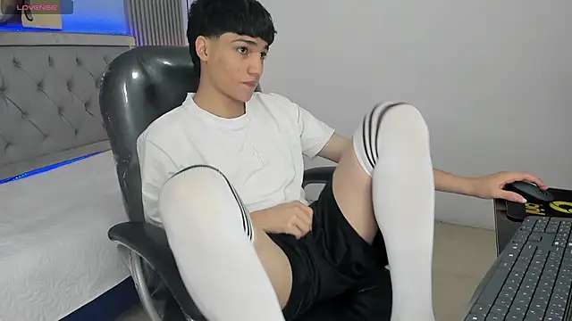 Snapshot of SamBlack_ chatting on 06-01-26, 02:17 SamBlack online show from 06-01-26, 02:17
