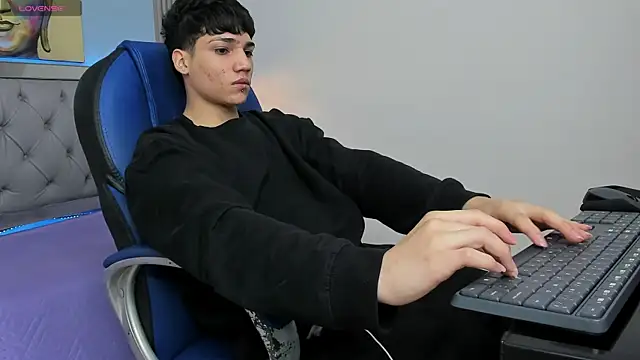 Snapshot of SamBlack_ chatting on 04-25-26, 01:36 SamBlack online show from 04-25-26, 01:36