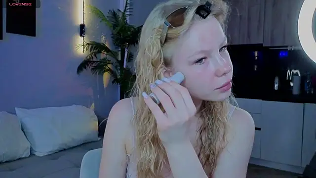Snapshot of emilyshepar_d chatting on 06-16-26, 02:33 emilyshepar d online show from 06-16-26, 02:33