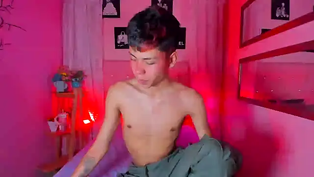 MaxiWildd online show from 11-18-25, 01:03