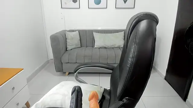 Snapshot of violettasweet__ chatting on 10-27-25, 11:00 violettasweet   online show from 10-27-25, 11:00