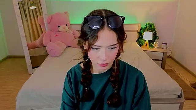 Snapshot of Adetta chatting on 11-16-25, 10:09 Adetta online show from 11-16-25, 10:09