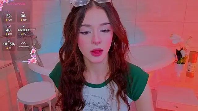 Snapshot of Adetta chatting on 11-11-25, 11:16 Adetta online show from 11-11-25, 11:16