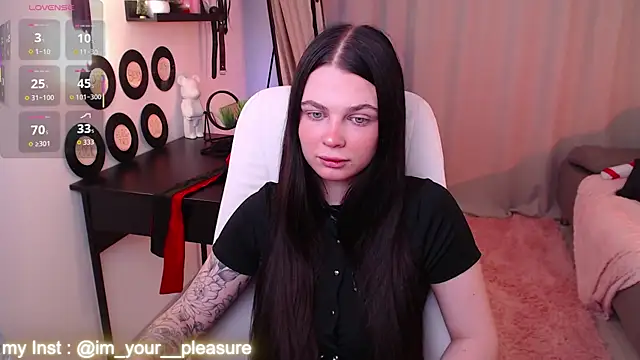 Michela Fruet online show from 12-19-25, 01:09