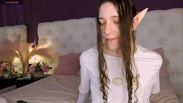 Snapshot of SilverMuse chatting on 02-19-26, 08:39 SilverMuse online show from 02-19-26, 08:39