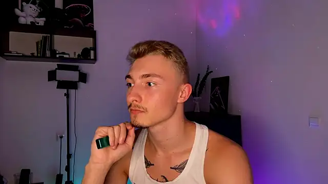 Artur  Skott online show from 10-13-25, 08:54