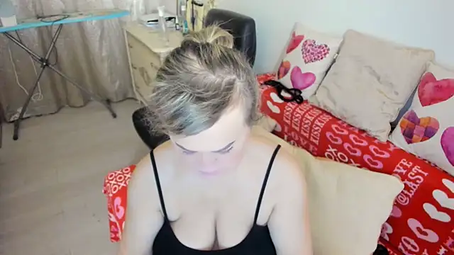 Snapshot of MildMature chatting on 02-14-26, 01:28 MildMature online show from 02-14-26, 01:28