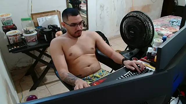 Snapshot of Leonino231 chatting on 10-31-25, 04:25 Leonino231 online show from 10-31-25, 04:25