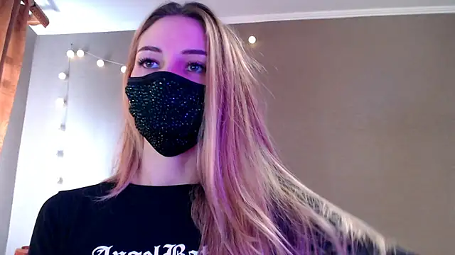 Snapshot of Iris_lave chatting on 12-04-25, 10:03 Iris lave online show from 12-04-25, 10:03