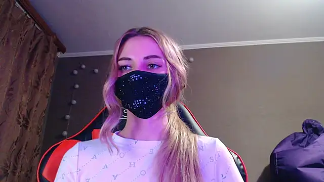 Snapshot of Iris_lave chatting on 10-23-25, 03:32 Iris lave online show from 10-23-25, 03:32