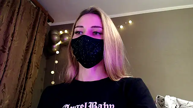 Snapshot of Iris_lave chatting on 11-28-25, 07:25 Iris lave online show from 11-28-25, 07:25