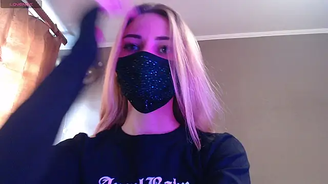 Snapshot of Iris_lave chatting on 11-17-25, 10:30 Iris lave online show from 11-17-25, 10:30