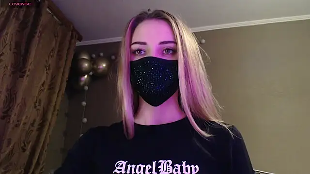 Snapshot of Iris_lave chatting on 11-16-25, 04:23 Iris lave online show from 11-16-25, 04:23