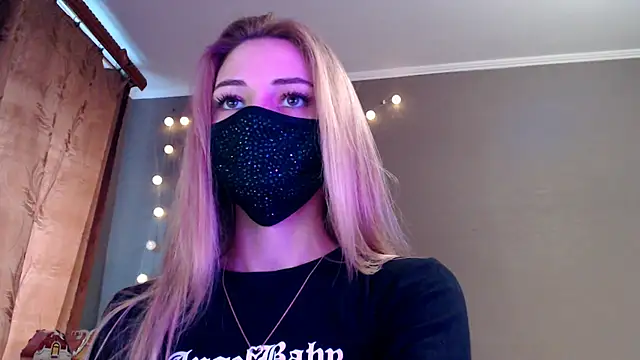 Snapshot of Iris_lave chatting on 12-21-25, 12:51 Iris lave online show from 12-21-25, 12:51