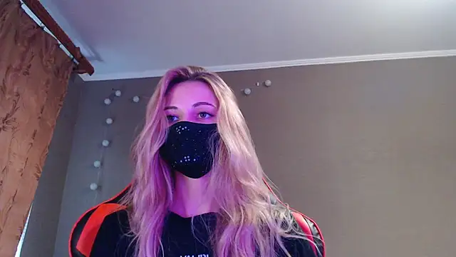 Snapshot of Iris_lave chatting on 10-18-25, 02:41 Iris lave online show from 10-18-25, 02:41