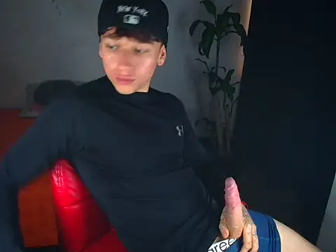 Snapshot of Logan_sixxer chatting on 10-03-25, 05:14 Logan sixxer online show from 10-03-25, 05:14