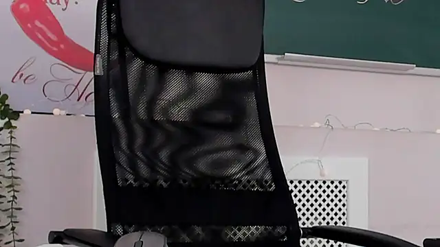 NoraHaynes online show from 04-11-26, 08:18