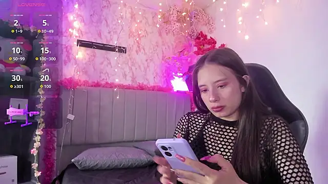 Snapshot of Scarlett21__ chatting on 02-24-26, 04:13 Scarlett21 online show from 02-24-26, 04:13