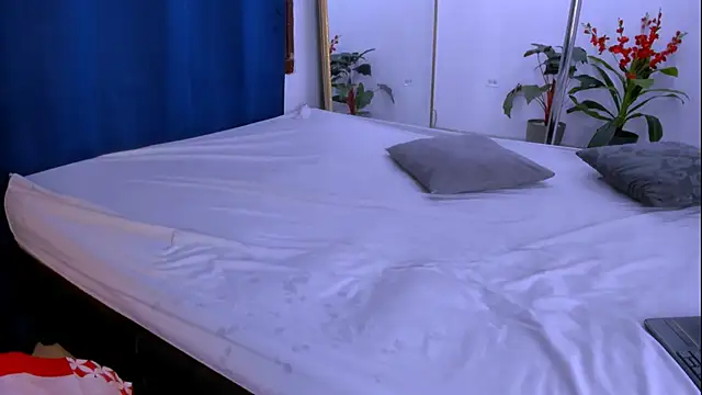 nahomy ryans online show from 12-15-25, 04:13