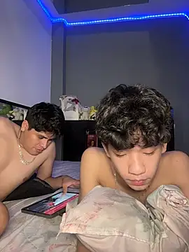 Snapshot of Kailertwink chatting on 07-10-26, 11:27 Kailertwink online show from 07-10-26, 11:27