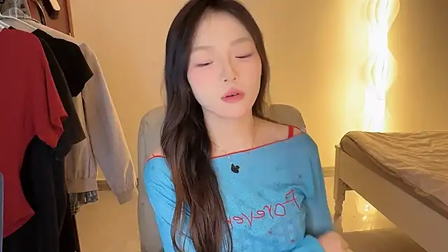 Snapshot of Robin-o3 chatting on 09-19-25, 12:42 Robin-o3 online show from 09-19-25, 12:42