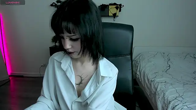 Snapshot of LiyaLuna chatting on 02-25-26, 01:11 LiyaLuna online show from 02-25-26, 01:11