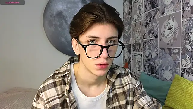 Snapshot of Oliver_Starboy chatting on 10-21-25, 07:30 Oliver Starboy online show from 10-21-25, 07:30