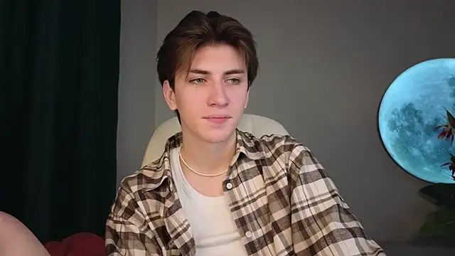 Snapshot of Oliver_Starboy chatting on 09-25-25, 06:30 Oliver Starboy online show from 09-25-25, 06:30