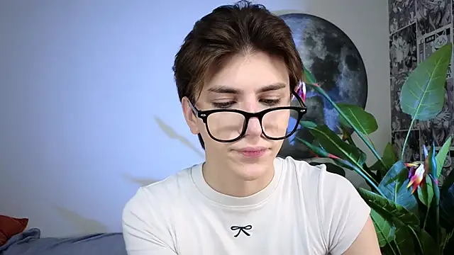 Snapshot of Oliver_Starboy chatting on 10-10-25, 05:08 Oliver Starboy online show from 10-10-25, 05:08