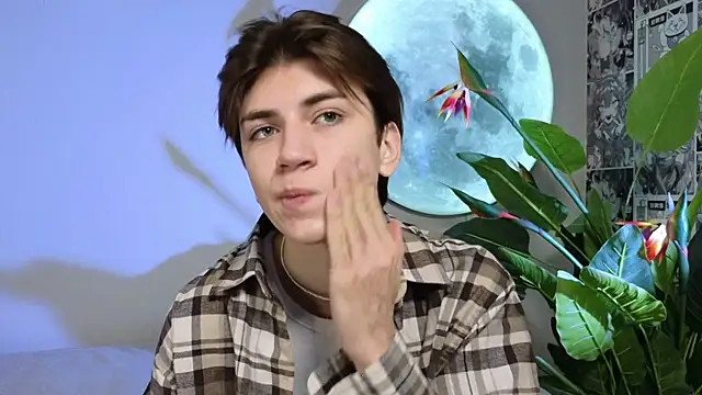 Snapshot of Oliver_Starboy chatting on 10-07-25, 04:35 Oliver Starboy online show from 10-07-25, 04:35