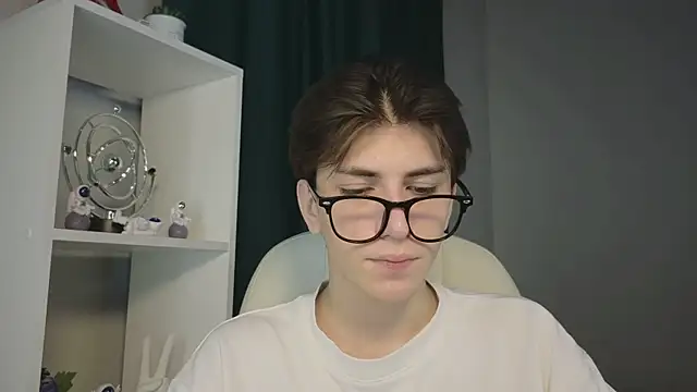 Snapshot of Oliver_Starboy chatting on 09-19-25, 05:44 Oliver Starboy online show from 09-19-25, 05:44