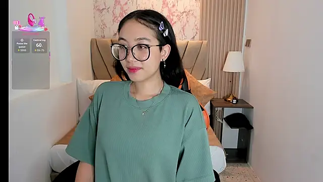 Yuna  Min online show from 10-08-25, 10:28