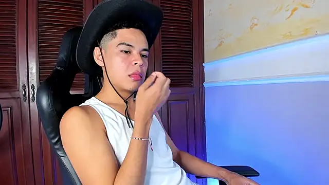 Snapshot of edy_play chatting on 10-21-25, 03:39 edy play online show from 10-21-25, 03:39