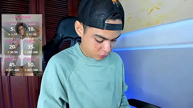 Snapshot of edy_play chatting on 10-13-25, 04:36 edy play online show from 10-13-25, 04:36