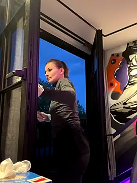 IsabellaEtha online show from 10-28-25, 04:39