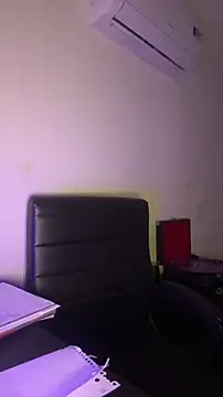 Snapshot of zooming101 chatting on 11-13-25, 06:01 zooming101 online show from 11-13-25, 06:01