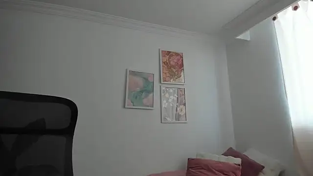 Snapshot of canelleGarces chatting on 06-01-26, 01:22 canelleGarces online show from 06-01-26, 01:22