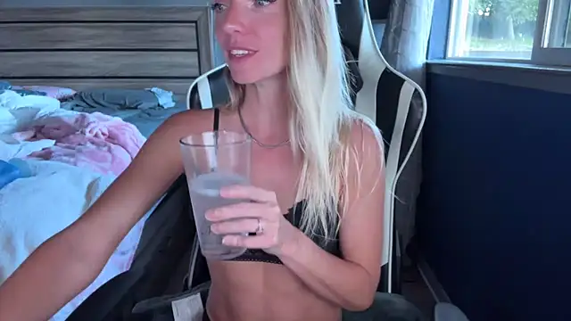 Snapshot of ajmiller25 chatting on 05-19-26, 02:18 ajmiller25 online show from 05-19-26, 02:18