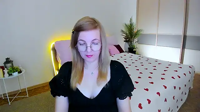 Snapshot of YourUniverser chatting on 06-08-26, 09:32 YourUniverser online show from 06-08-26, 09:32