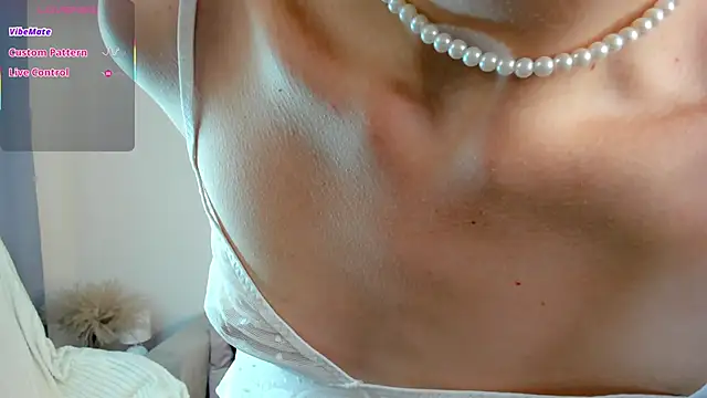 Ice Strawberry online show from 11-13-25, 03:21