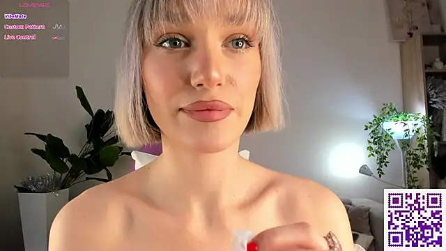 Ice Strawberry online show from 01-12-26, 02:51