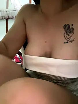 Snapshot of Hanh_Luxii chatting on 09-12-25, 03:12 Hanh Luxii online show from 09-12-25, 03:12